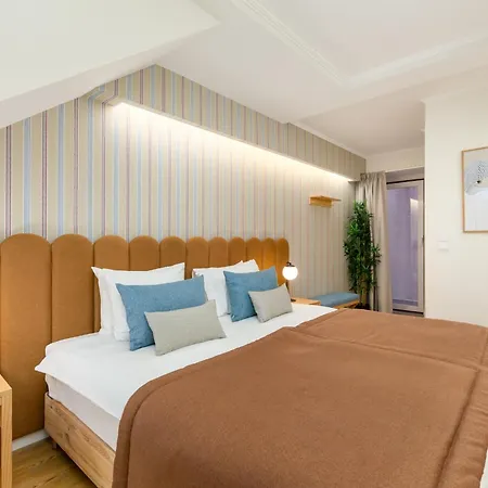 Designer Retreat- Newly Remodelled 1 Bedroom Apartment *